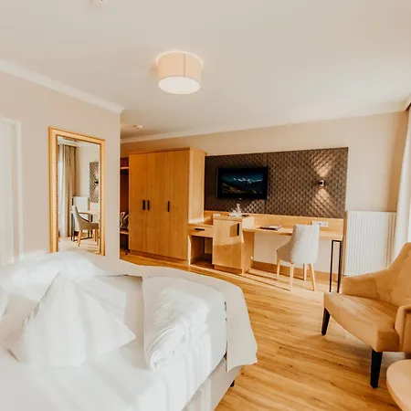 Post Seefeld - Wellnesshotel Tirol Зеефельд в Тироле